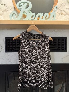 Sleeveless Black & White Patterned V-Neck Top